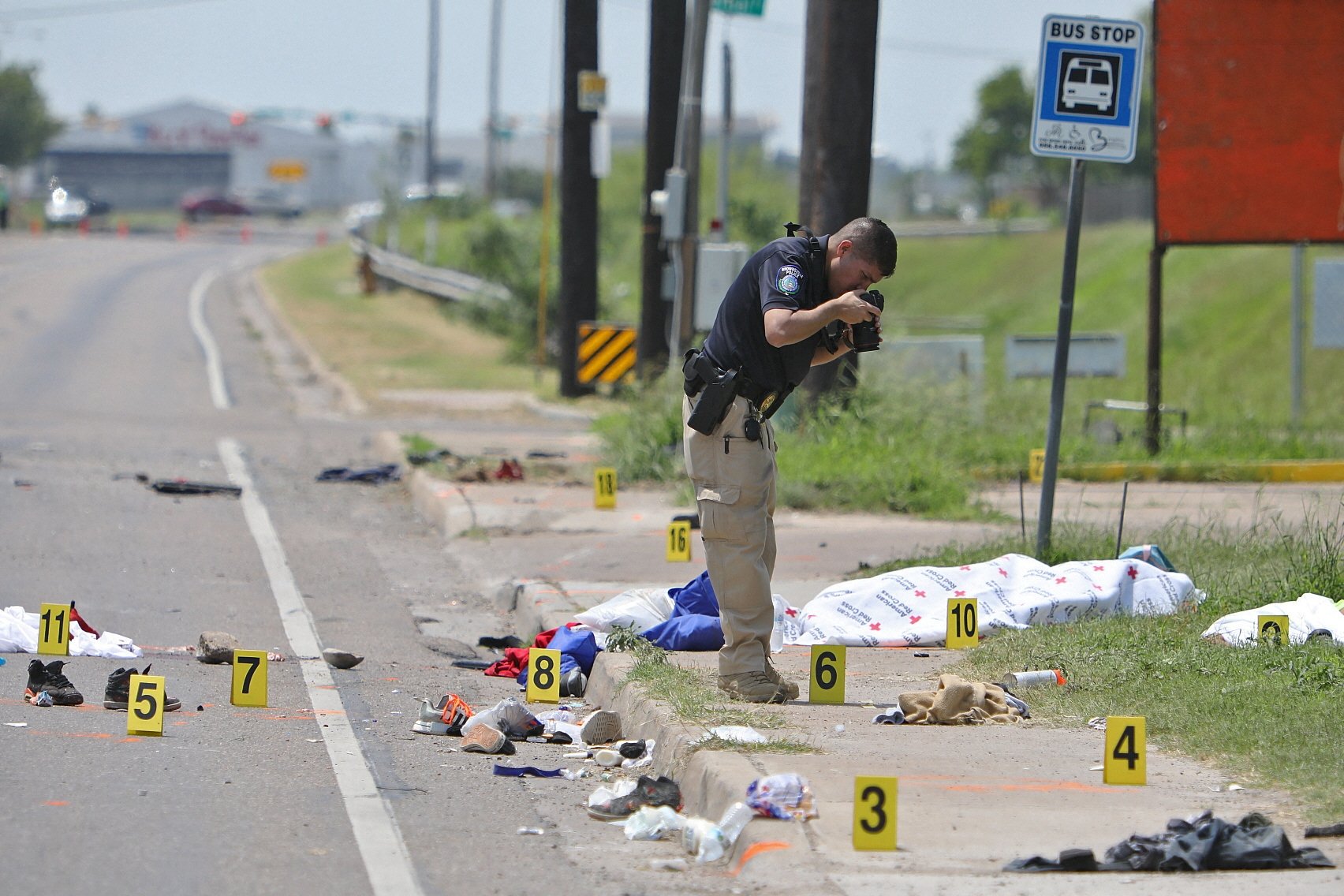 Seorang petugas penegak hukum memotret tempat kejadian setelah insiden tabrakan mobil yang mematikan, Brownsville, Texas, AS, 7 Mei 2023. (Foto Reuters)