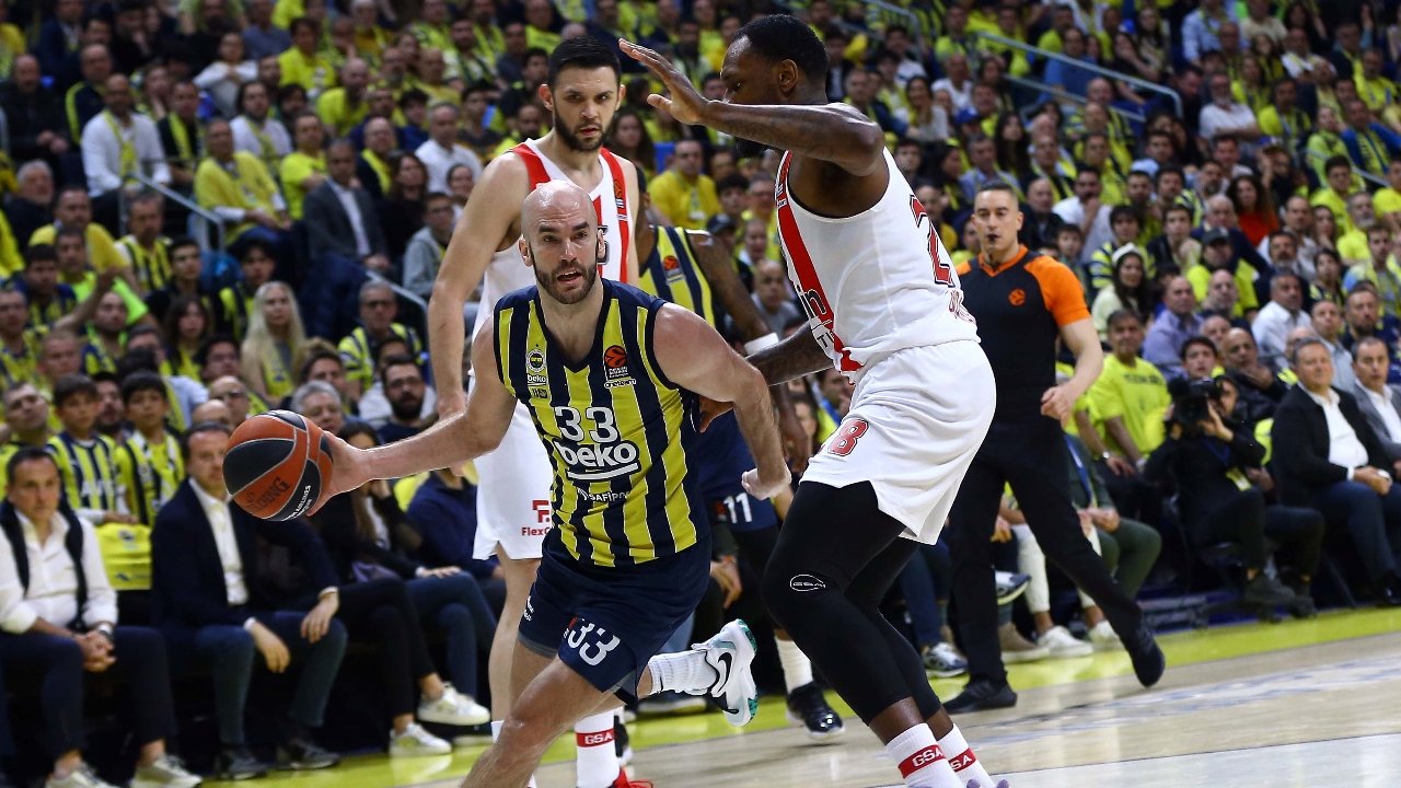 Fenerbahçe&#039;s Nick Calathes (C) dribbles past Olympiakos players during the THY Europa League play-off quarterfinal series match at the Ülker Sports Complex, Istanbul, Türkiye, May 5, 2023. (İHA Photo)