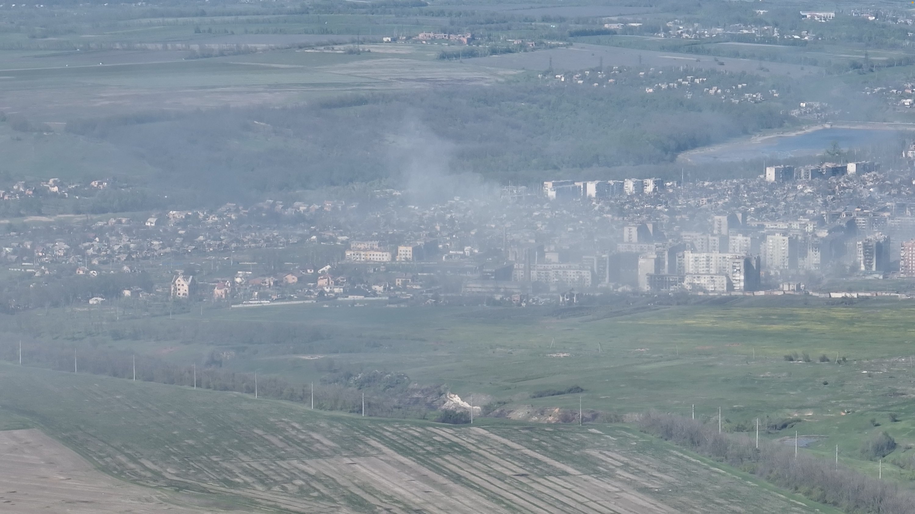Asap meletus menyusul ledakan peluru, di tengah serangan Rusia terhadap Ukraina, di Bakhmut, wilayah Donetsk, Ukraina, 7 Mei 2023. (Foto Reuters)