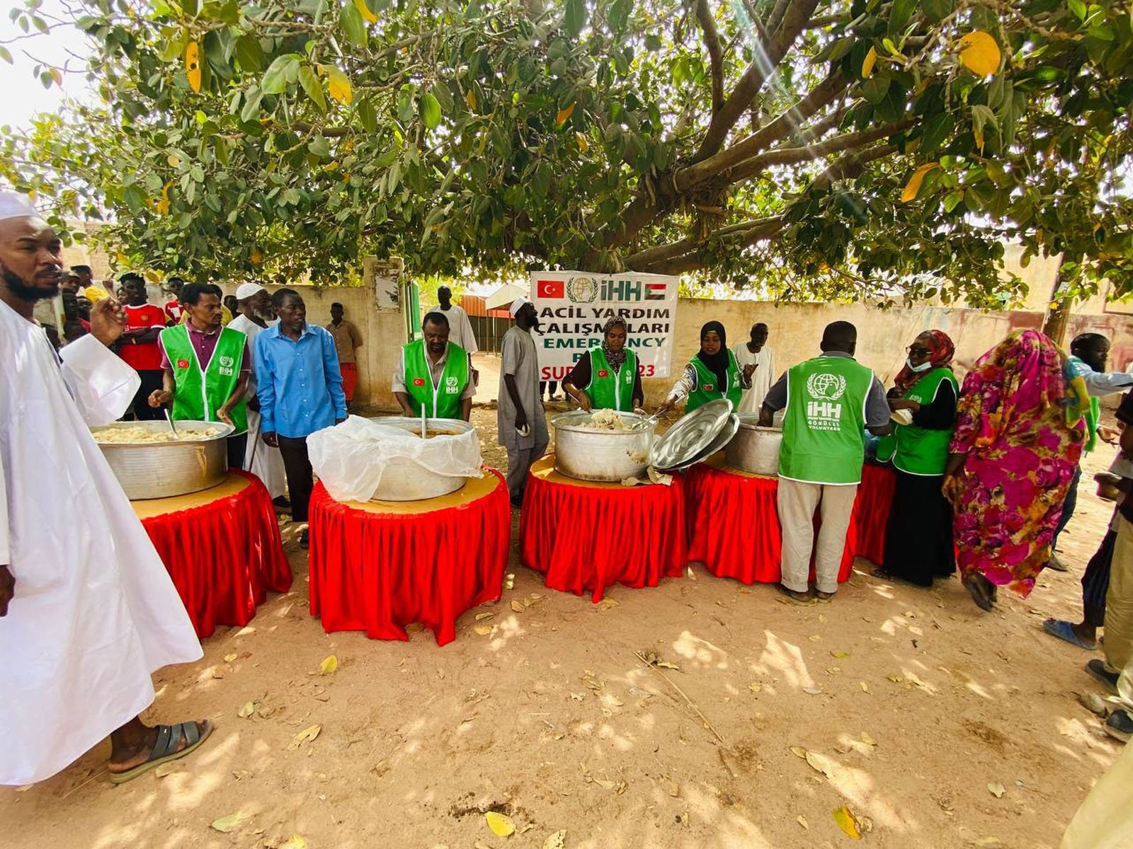 Humanitarian Relief Foundation (IHH) volunteers distribute food to Sudanese people, April 28, 2023. (AA Photo)