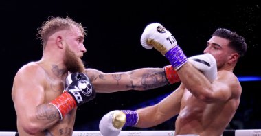 Jake Paul (R) punches Tommy Fury at the Diriyah Arena, Diriyah, Riyadh, Saudi Arabia, Feb. 27, 2023. (Reuters Photo) 