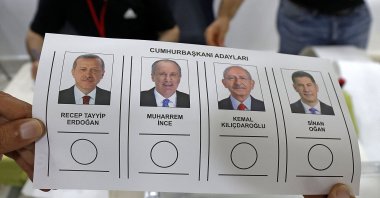 A Turkish national living in Kuwait holds a ballot bearing the images of presidential candidates, in Kuwait City, Kuwait, May 5, 2023. (AFP Photo)