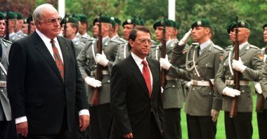 Then-Prime Minister Mesut Yılmaz (R) and German Chancellor Helmut Kohl review an honor guard in the garden of the Chancellery in Bonn, Germany, Sept. 30, 1997. (Reuters File Photo)