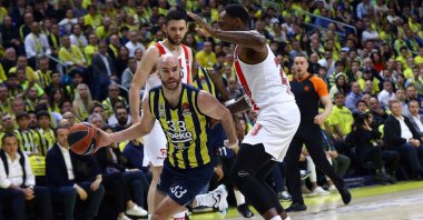 Fenerbahçe's Nick Calathes (C) dribbles past Olympiakos players during the THY Europa League play-off quarterfinal series match at the Ülker Sports Complex, Istanbul, Türkiye, May 5, 2023. (İHA Photo)