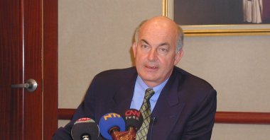 Türkiye’s former economy minister, Kemal Derviş, speaks to reporters in this undated file photo. (IHA Photo)