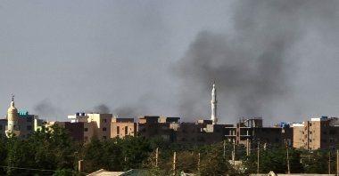 Smoke billows in Khartoum amid ongoing fighting between the forces of two rival generals, May 7, 2023. (AFP Photo)