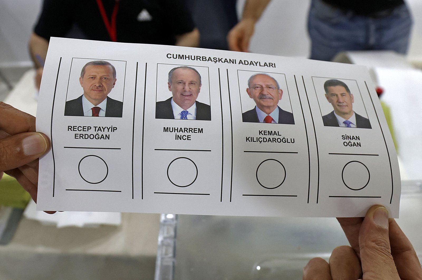 A Turkish national living in Kuwait holds a ballot bearing the images of presidential candidates, in Kuwait City, Kuwait, May 5, 2023. (AFP Photo)
