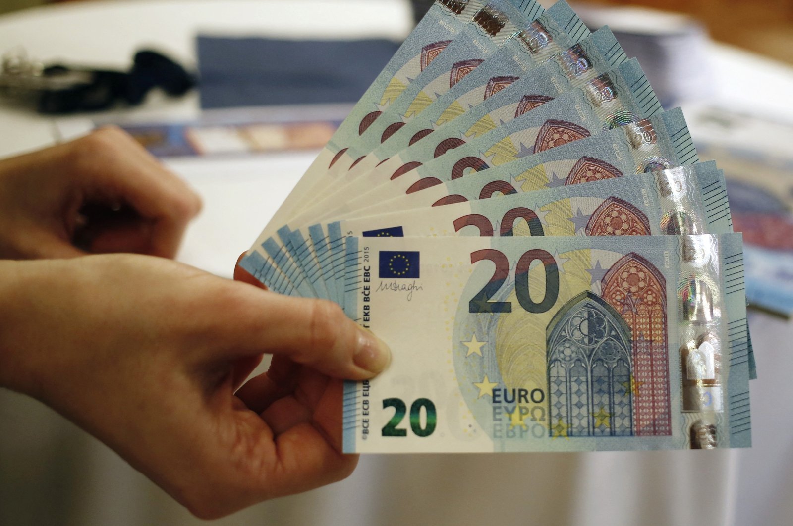 Twenty euro banknotes are presented at the Austrian national bank in Vienna, Feb. 24, 2015. (Reuters Photo)