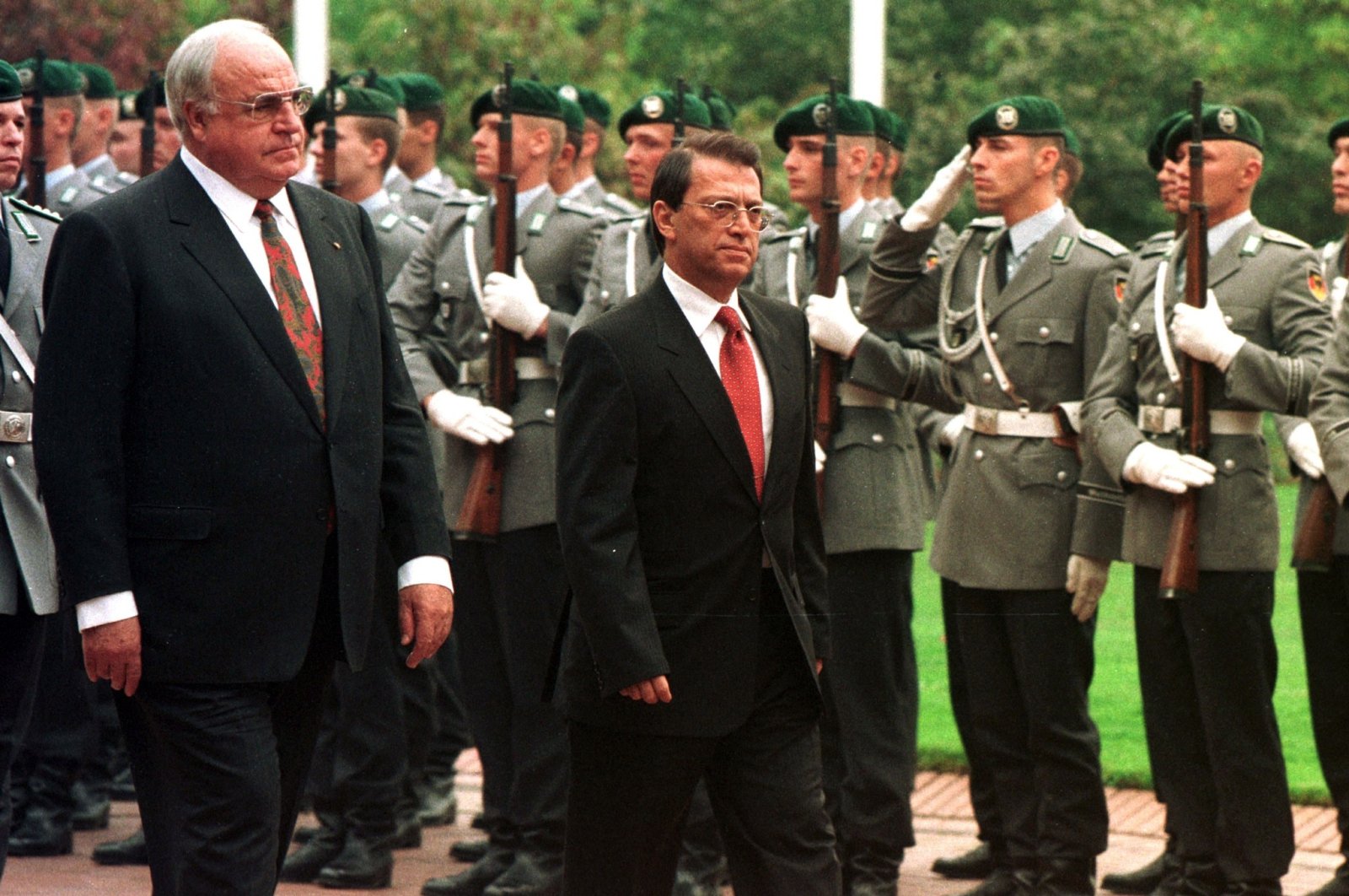Then-Prime Minister Mesut Yılmaz (R) and German Chancellor Helmut Kohl review an honor guard in the garden of the Chancellery in Bonn, Germany, Sept. 30, 1997. (Reuters File Photo)