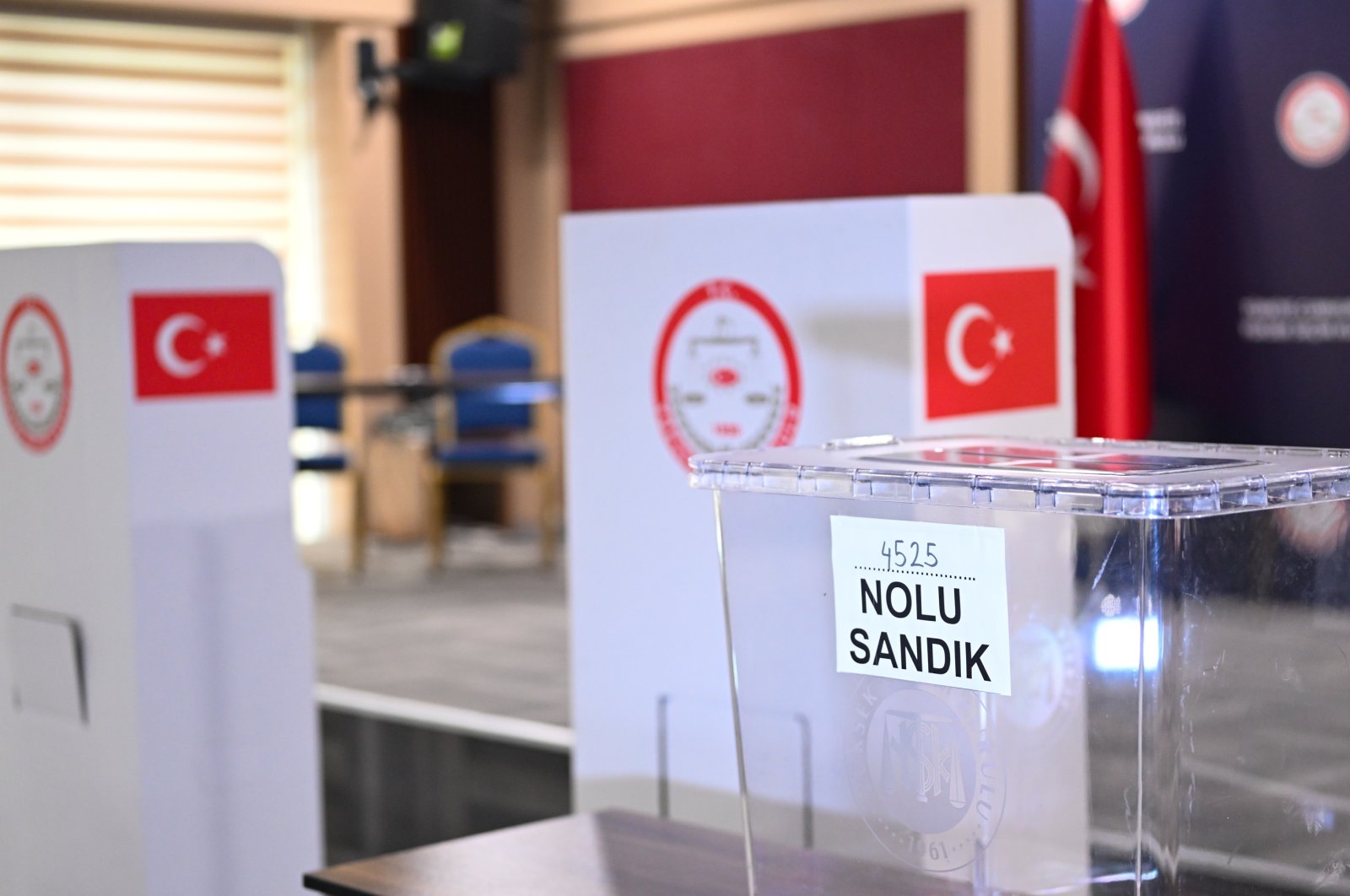 A transparent ballot box at a representative polling station set up by the Supreme Election Council (YSK) ahead of the May 14 elections in Ankara, Türkiye, May 8, 2023. (AA Photo)