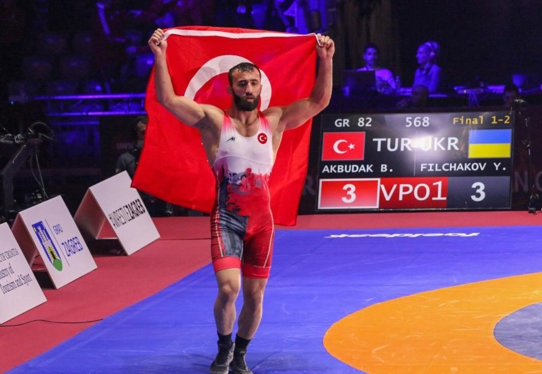 Pegulat Turki Burhan Akbudak merayakan setelah meraih medali emas di Kejuaraan Gulat Eropa, Zagreb, Kroasia, 24 April 2023. (Foto IHA)