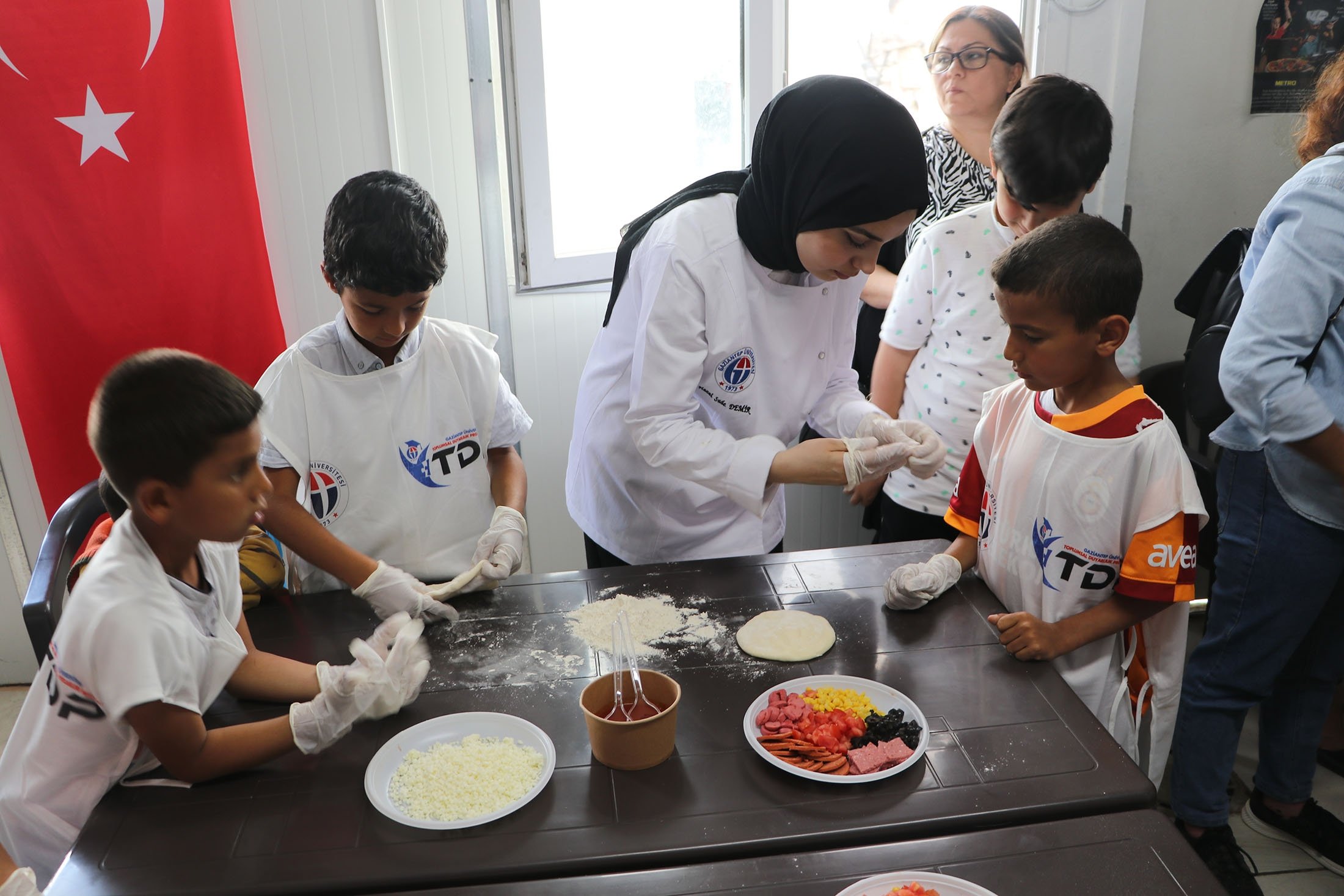 University students and earthquake survivors make pizza, in Gaziantep, Türkiye, May 8, 2023. (AA Photo)