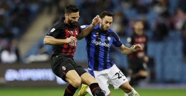 AC Milan's Olivier Giroud is challenged by Inter Milan's Hakan Çalhanoğlu during the Italian Supercup match at King Fahd International Stadium, Riyadh, Saudi Arabia, Jan. 18, 2023. (Getty Images Photo)