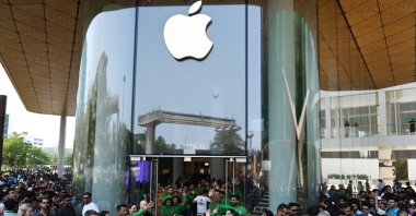 Apple employees (in green) cheer as they welcome customers during the inauguration of Apple&#039;s first retail store in Mumbai, India, April 18, 2023. (AFP Photo)