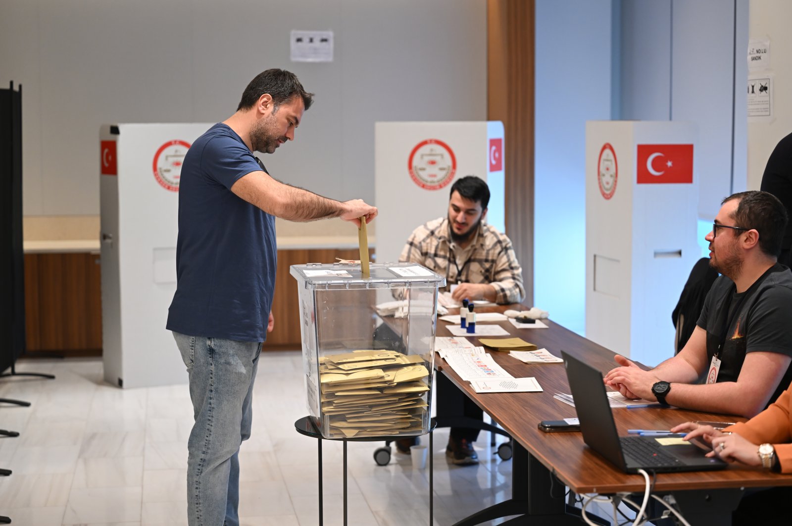 Turkish citizens cast their votes at a polling station, in New York, U.S., May 8, 2023. (AA Photo)
