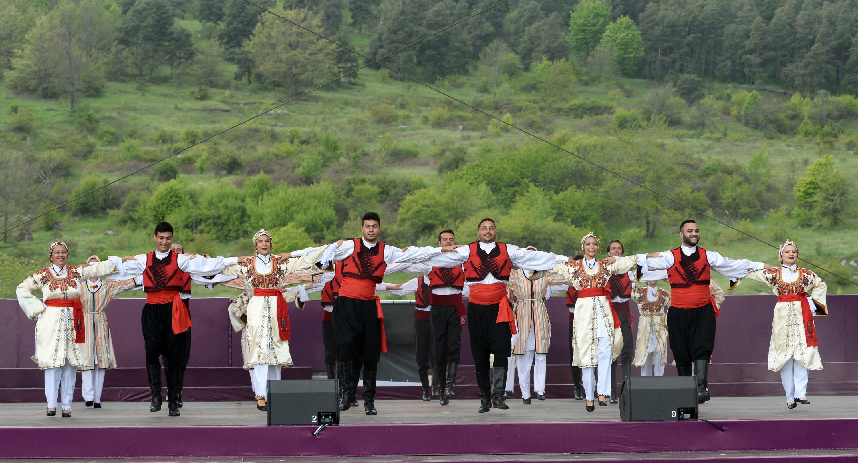   Azerbaycan'ın Karabağ bölgesinin sembol şehri Şuşa'da 'Harıbülbül' müzik festivali başladı.  Şuşa'nın Cıdır Ovası'nda başlayan festivalde TÜRKSOY üyesi ülkelerin müzik ve dans grupları performanslarını sergiledi.  ( AZERTAC - Anadolu Ajansı )