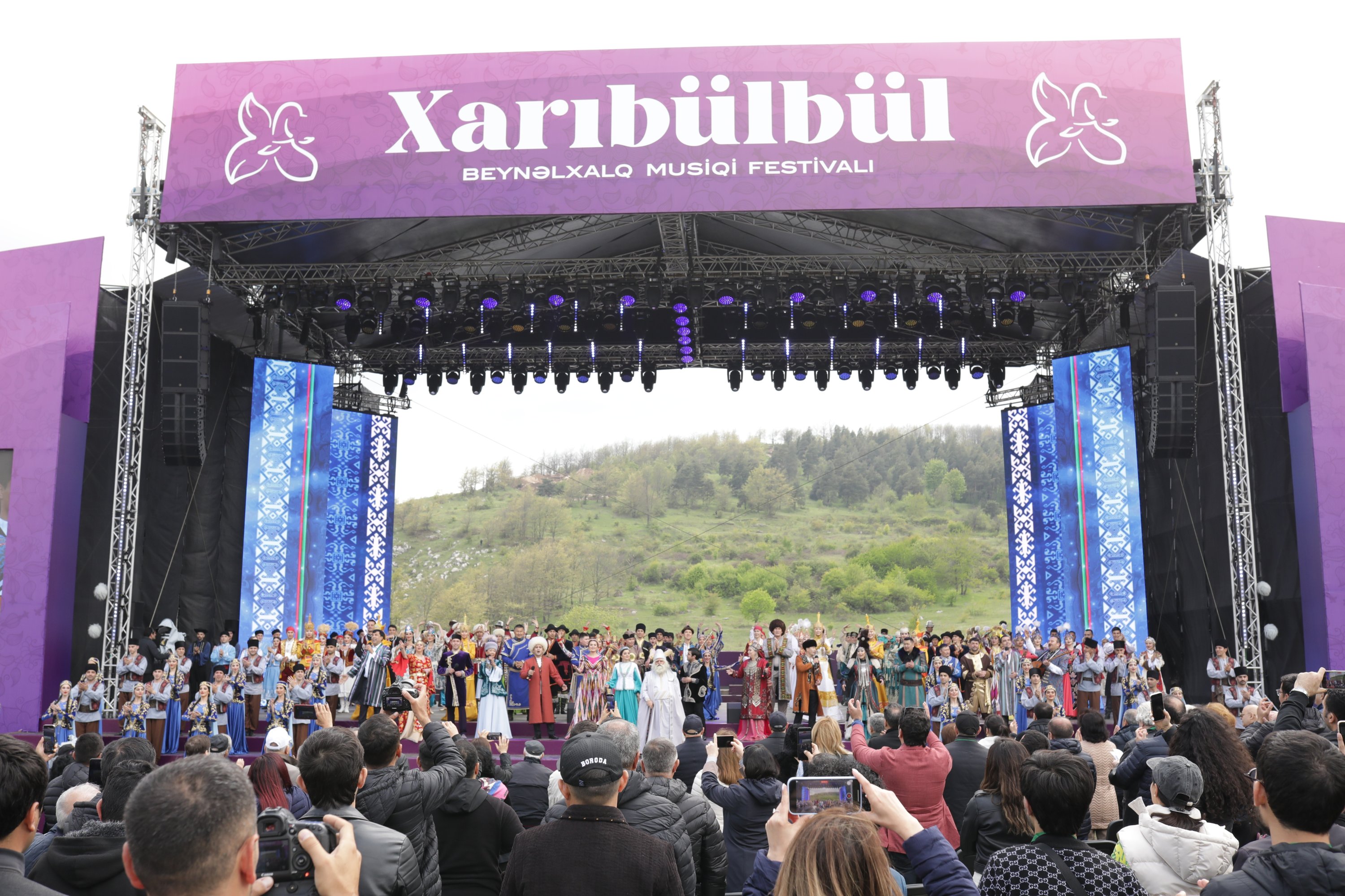 Rombongan menampilkan tarian tradisional di festival musik Khari Bulbul Shusha, Nagorno-Karabakh, Azerbaijan, 9 Mei 2023. (Foto AA)