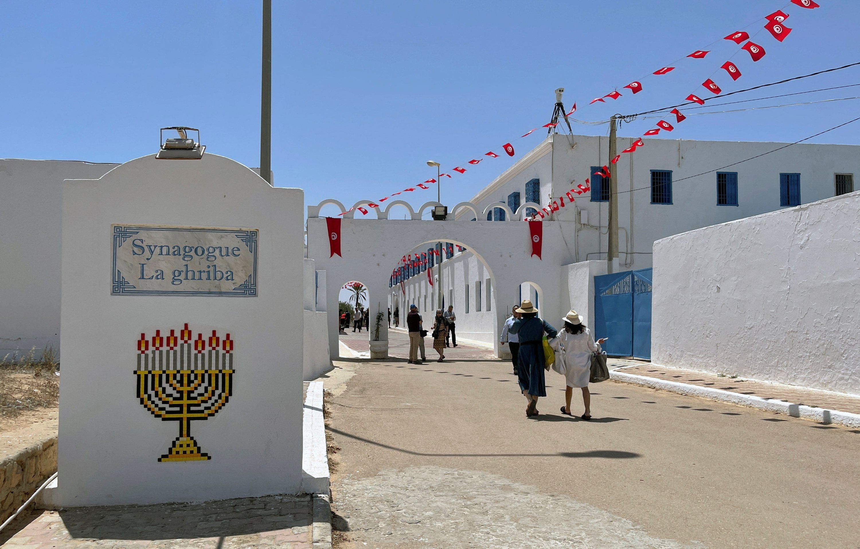 Jemaah Yahudi tiba di sinagoga Ghriba saat ziarah tahunan di Djerba, Tunisia, 18 Mei 2022. (Foto Reuters)