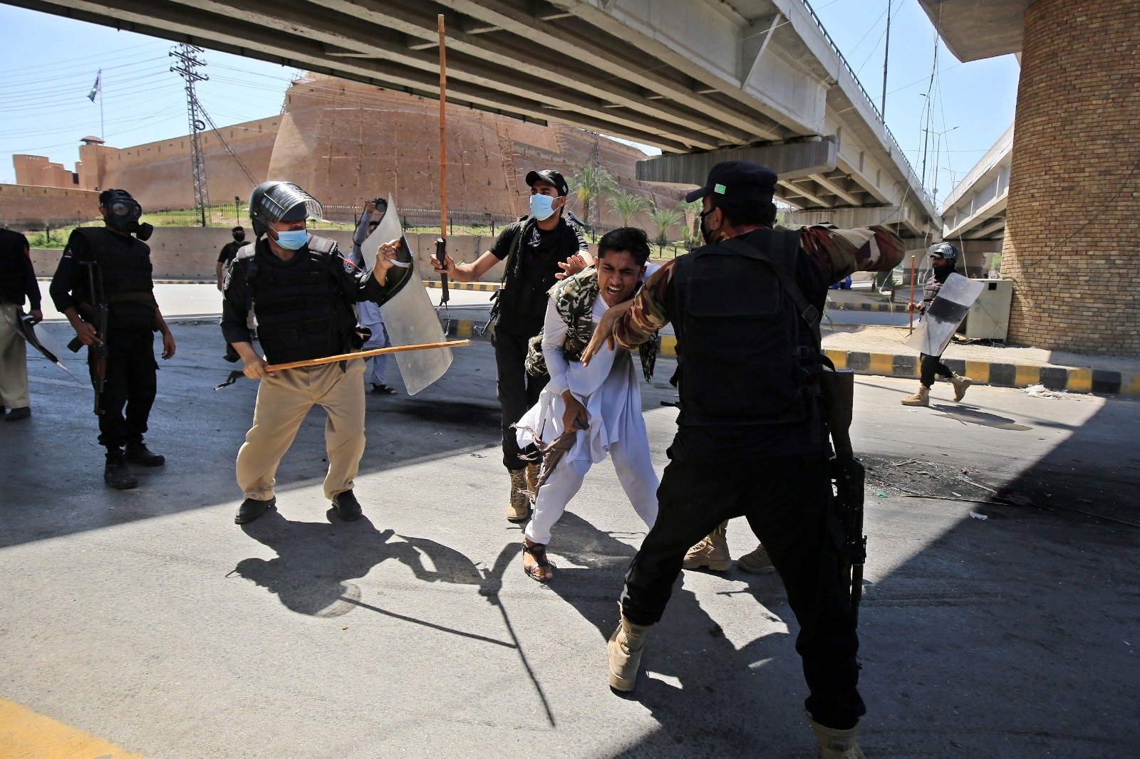 Aktivis partai Pakistan Tehreek-e-Insaf (PTI) dan pendukung mantan Perdana Menteri Imran Khan bentrok dengan polisi di Peshawar, Pakistan, 10 Mei 2023. (Foto AFP)