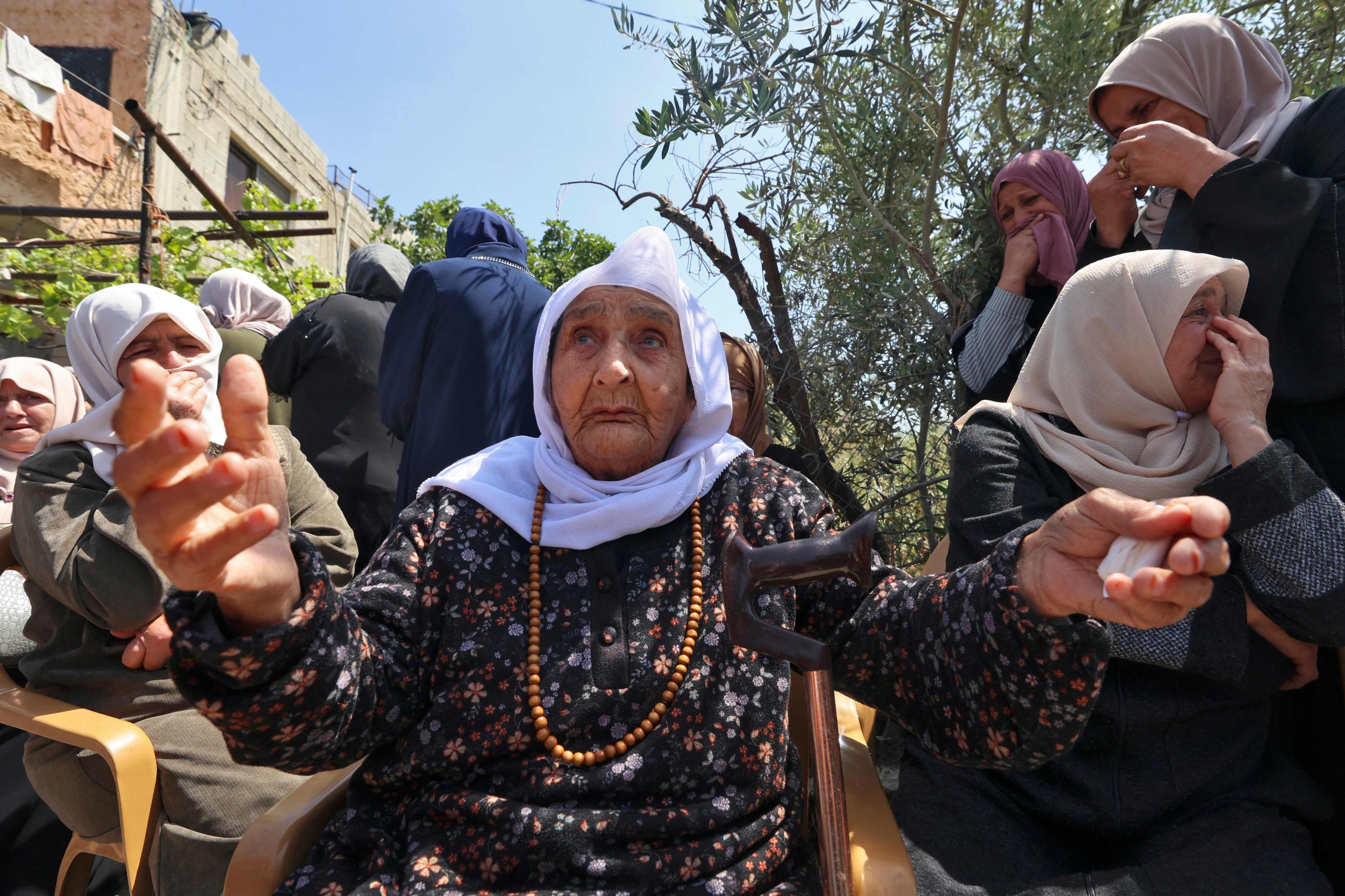 Kerabat Palestina berduka selama pemakaman di Jenin di Tepi Barat yang diduduki Israel, Palestina, 10 Mei 2023. (Foto AFP)