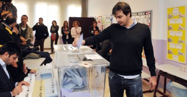A voter casts his vote for local elections, in Istanbul, Türkiye, March 30, 2014. (Shutterstock Photo)