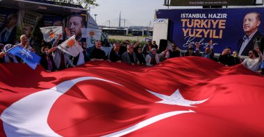 Supporters of President Recep Tayyip Erdoğan hold a giant Turkish flag in Istanbul, Türkiye, May 8, 2023. (EPA Photo)