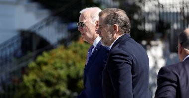 U.S. President Joe Biden (L) and his son, Hunter Biden, attend the White House Easter Egg Roll, in Washington, U.S., April 10, 2023.  (Reuters Photo)
