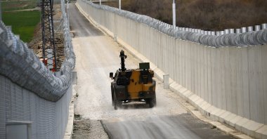 An armored military vehicle drives past a wall along the border between Türkiye and Syria, near the southeastern city of Kilis, Türkiye, March 2, 2017. (Reuters File Photo)