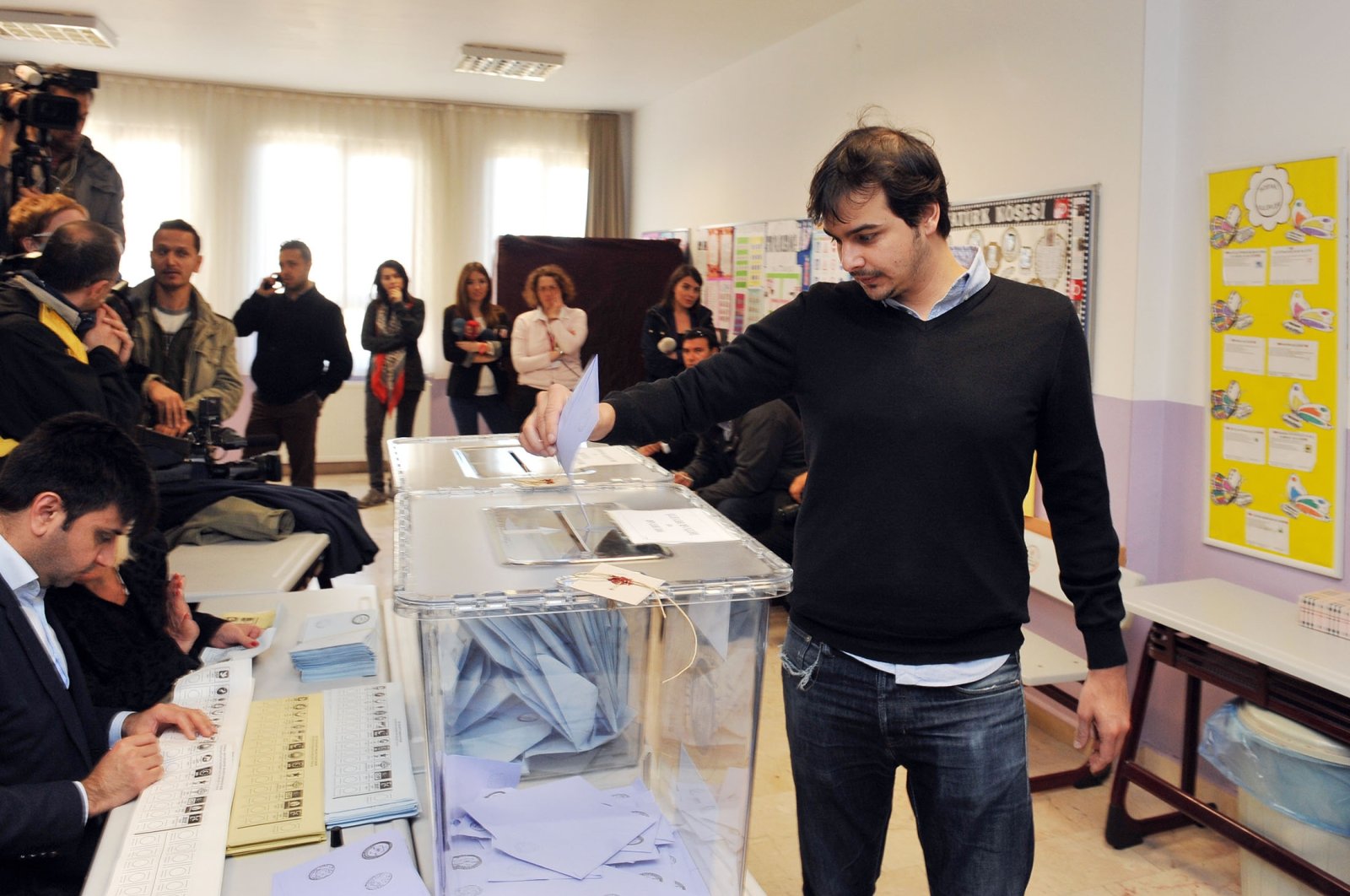 A voter casts his vote for local elections, in Istanbul, Türkiye, March 30, 2014. (Shutterstock Photo)