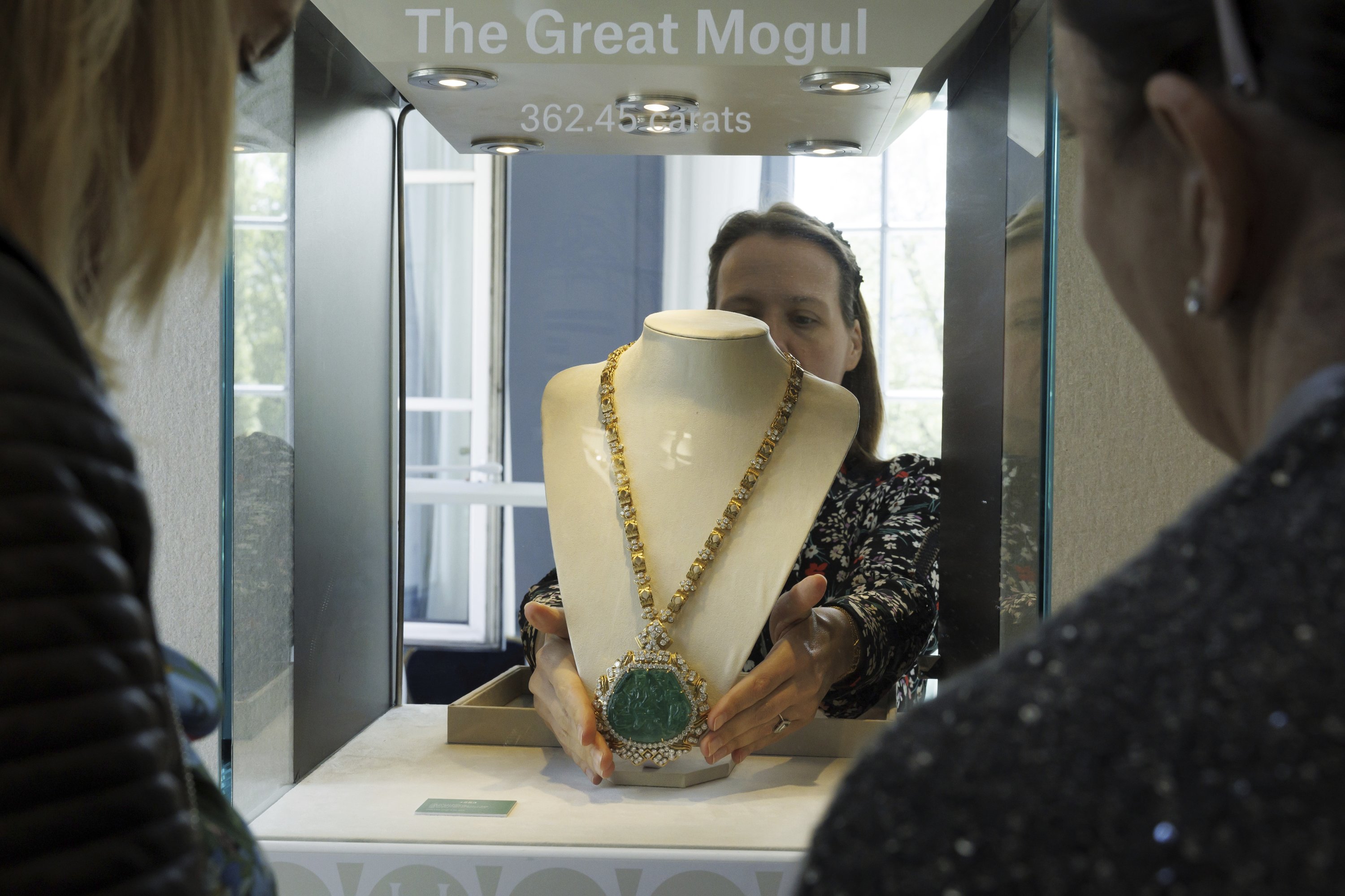Seorang karyawan Christie's memajang Kalung Zamrud dan Berlian Mogul Agung oleh Harry Winston selama pratinjau 