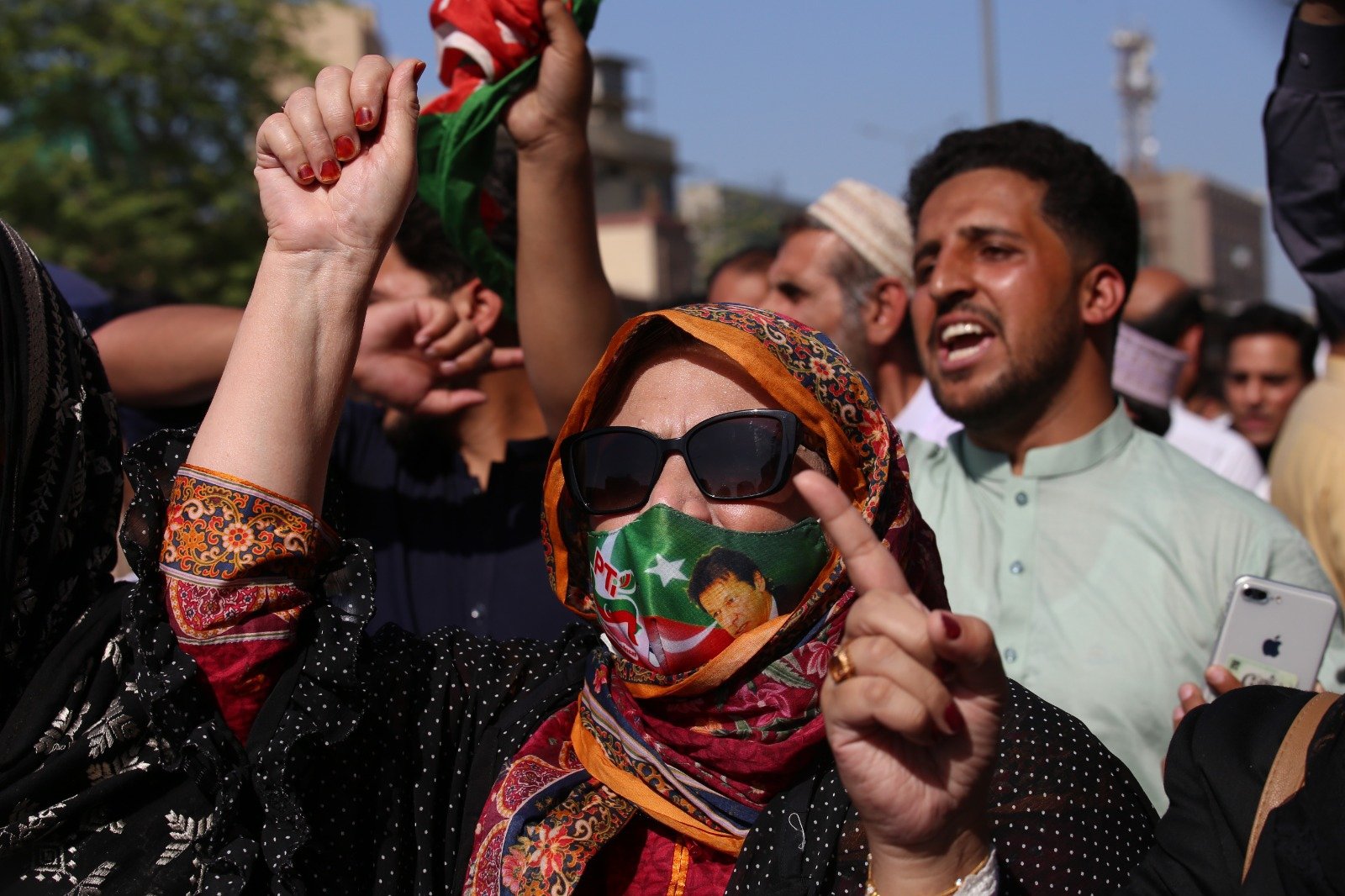 Pendukung mantan Perdana Menteri Pakistan Imran Khan meneriakkan slogan-slogan selama protes terhadap penangkapannya, di Peshawar, Pakistan, 9 Mei 2023. (Foto EPA)