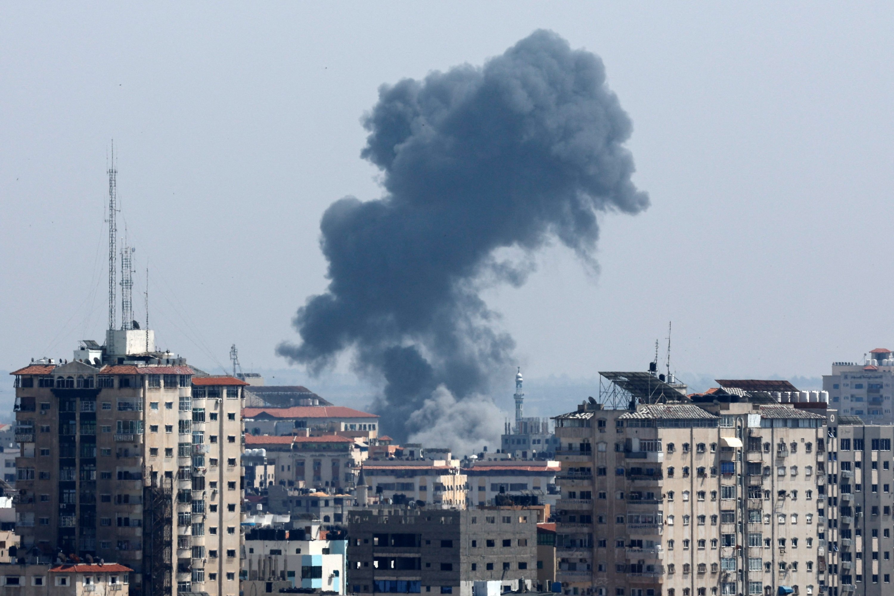 Asap mengepul setelah serangan Israel, di Gaza, Palestina, 11 Mei 2023. (Foto Reuters)