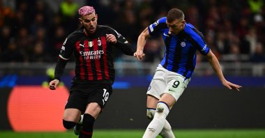 Inter Milan's Edin Dzeko (R) shoots on target past AC Milan's Theo Hernandez during the UEFA Champions League semifinal first leg match at San Siro Stadium, Milan, Italy, May 10, 2023. (AFP Photo)