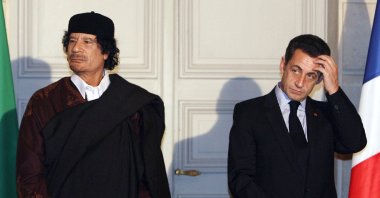 French President Nicolas Sarkozy (R) and Libyan dictator Moammar Gadhafi (L) pose during the signature of trade contracts between the two countries, at the Elysee Palace, in Paris, France, Dec. 10, 2007. (AFP Photo)