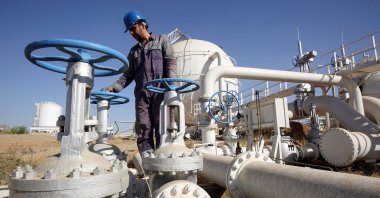 An Iraqi oil employee checks pipelines at the Bai Hassan oil field, west of the multi-ethnic northern Iraqi city of Kirkuk, Oct. 19, 2017. (AFP File Photo)
