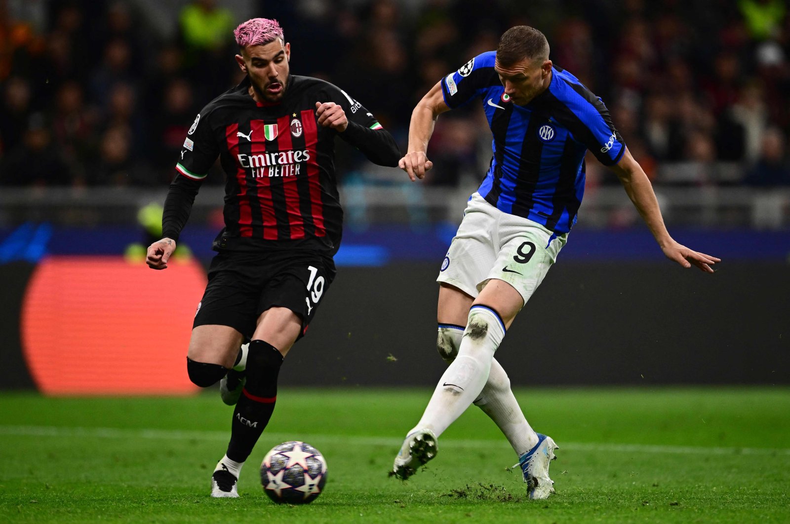 Inter mengecat Milan dengan warna biru dengan start cepat untuk menguasai derby semifinal UCL