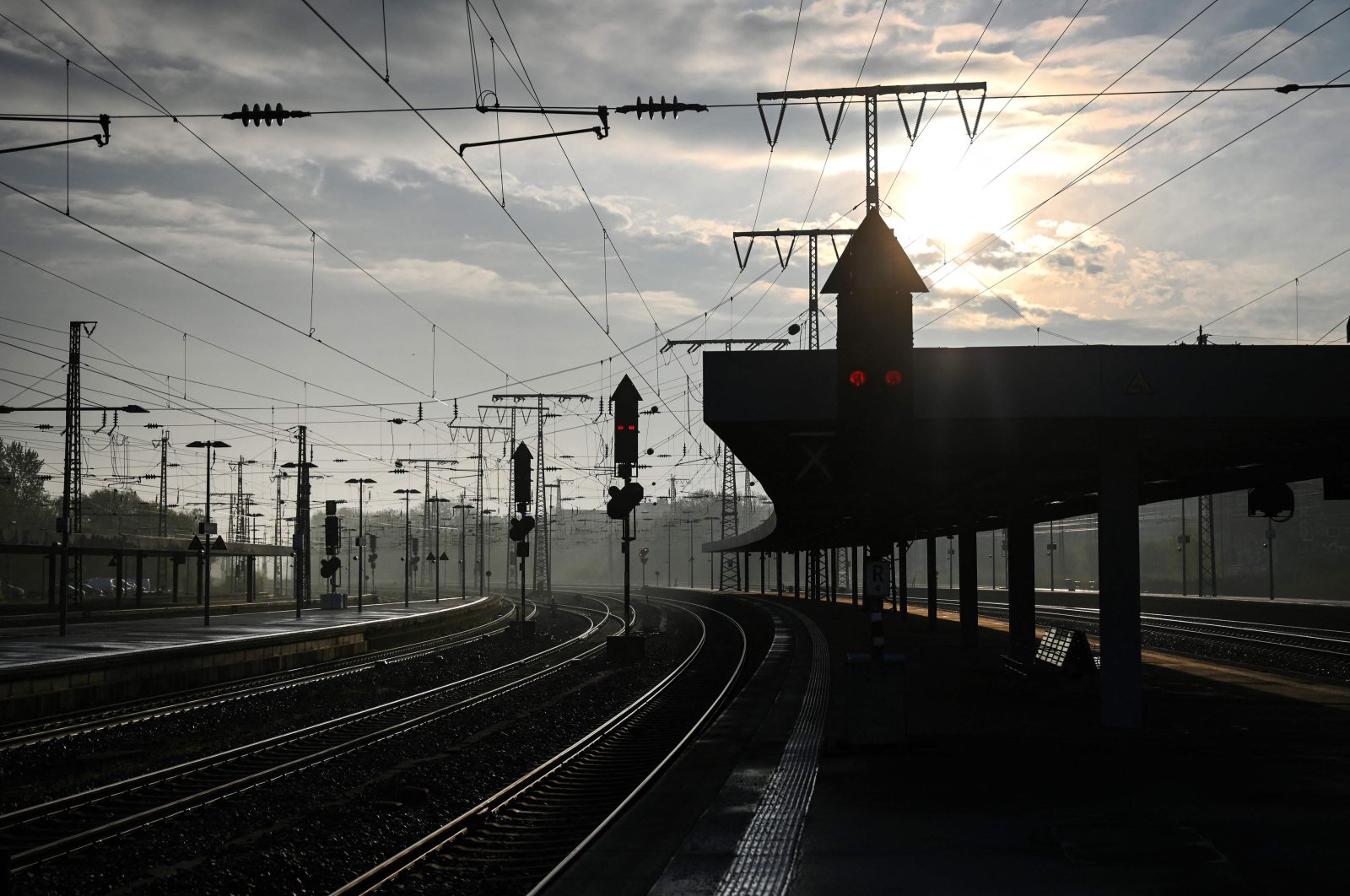 Empty platforms are seen during a strike of rail workers at the main railway station of Essen, western Germany, April 21, 2023. (AFP Photo)