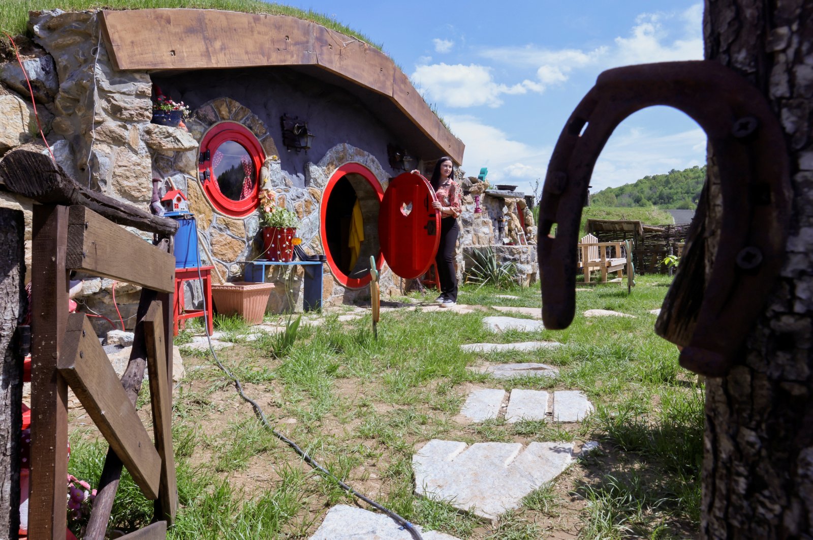 4 bersaudara membangun desa bergaya Hobbit di Bosnia untuk menarik penggemar ‘LOTR’