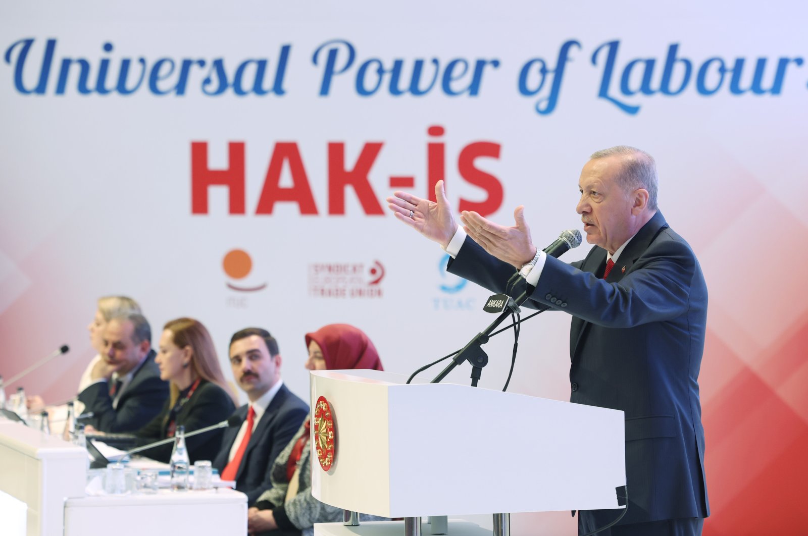 Erdoğan mengumumkan kenaikan upah minimum untuk pegawai negeri
