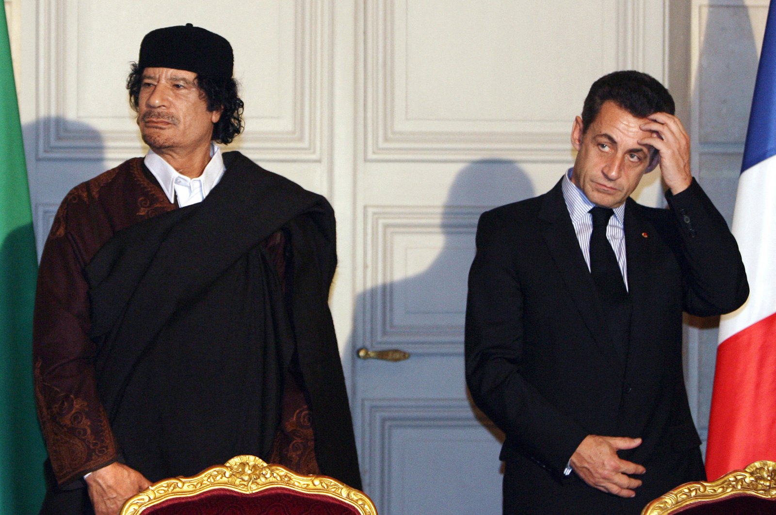French President Nicolas Sarkozy (R) and Libyan dictator Moammar Gadhafi (L) pose during the signature of trade contracts between the two countries, at the Elysee Palace, in Paris, France, Dec. 10, 2007. (AFP Photo)