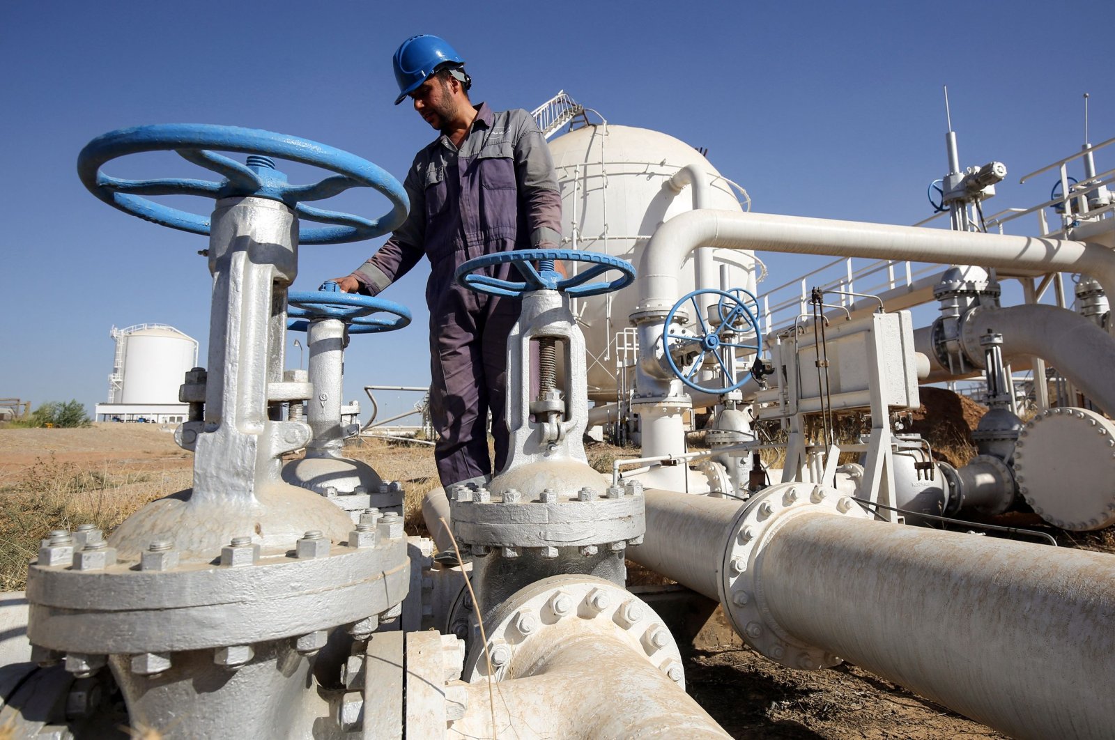 An Iraqi oil employee checks pipelines at the Bai Hassan oil field, west of the multi-ethnic northern Iraqi city of Kirkuk, Oct. 19, 2017. (AFP File Photo)