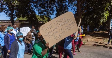 Zimbabwean nurses and doctors conduct their protest for improvement in salaries and working conditions at Parirenyatwa Hospital, Harare, Zimbabwe, June 21, 2022. (Getty Images Photo)