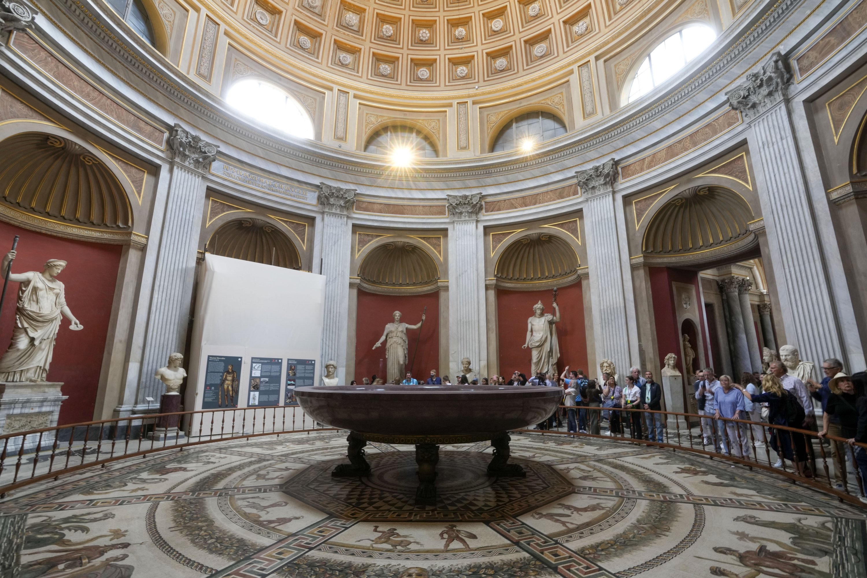 Pemandangan Aula Bundar Museum Vatikan, tempat para restorasi bekerja di belakang perancah pada patung perunggu Hercules, Vatikan, 11 Mei 2023. (Foto AP)