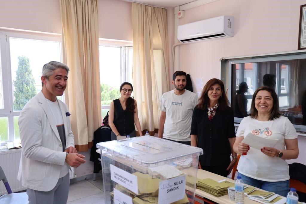 Mehmet Oktay, mayor of Muğla&#039;s Marmaris district, visited all schools on Türkiye&#039;s election day and cast his vote at Ahu Hetman Elementary School, Muğla, Türkiye, May 14, 2023. (IHA Photo)