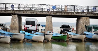 Boats are seen along with parked vehicles under the bridge of Lake Uluabat after recent rain in Bursa, Türkiye, May 14, 2023. (DHA Photo)