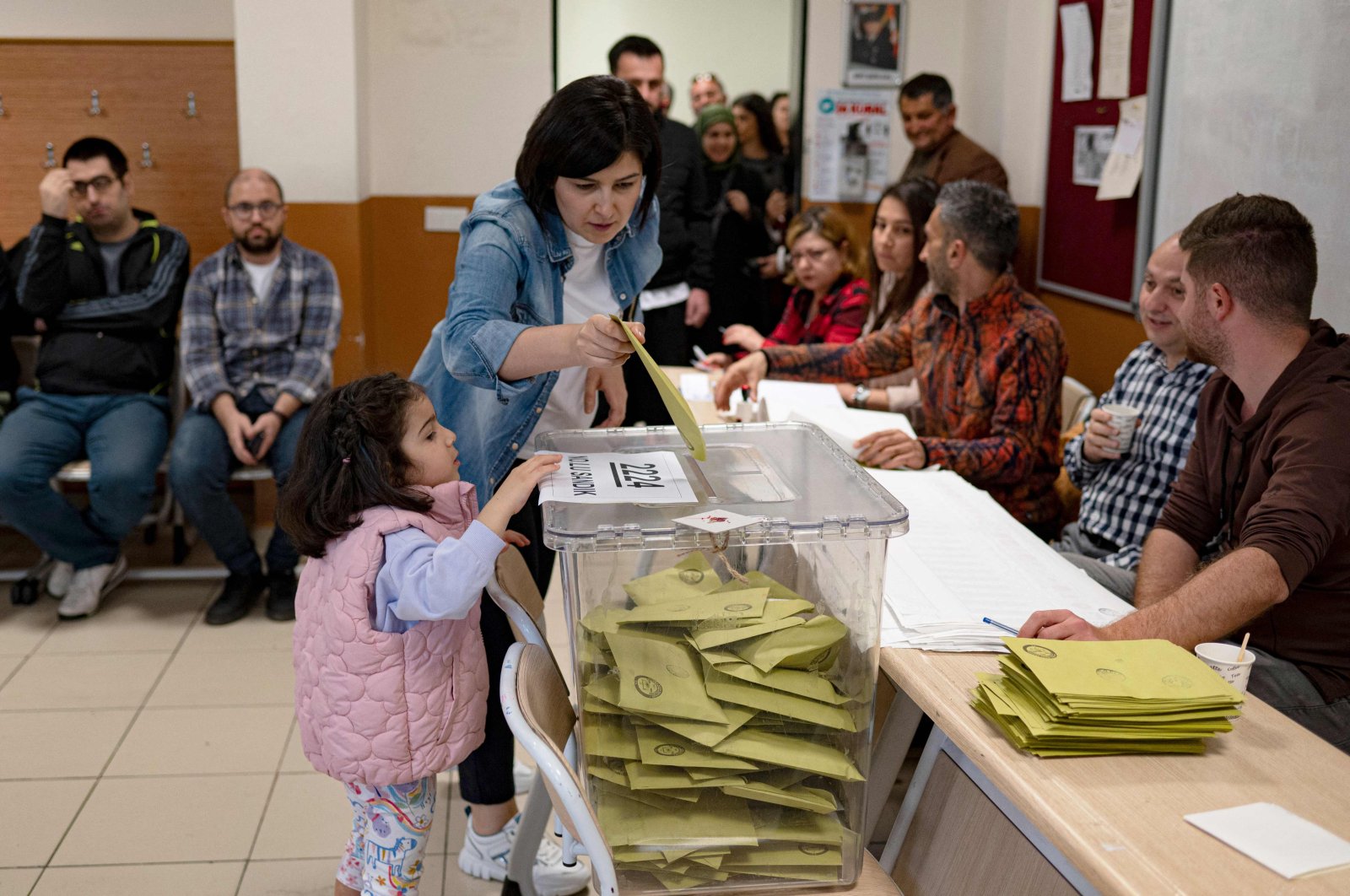 A voter casts her ballot for presidential and parliamentary elections at a polling station in a government school in Istanbul, Türkiye, May 14, 2023. (AFP Photo)