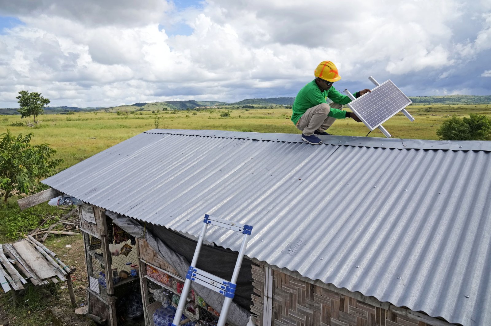 Tenaga surya off-grid membawa cahaya, waktu, dan pendapatan ke Indonesia yang terpencil
