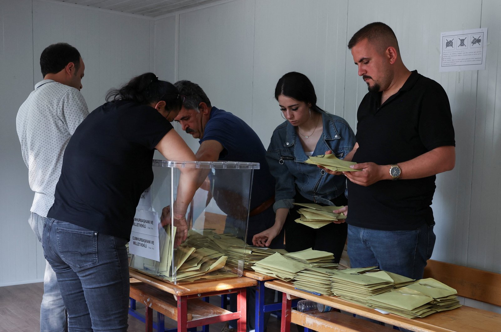 Election workers prepare to count ballots after the polling station closed, in Hatay, southeastern Türkiye, May 14, 2023. (Reuters Photo)