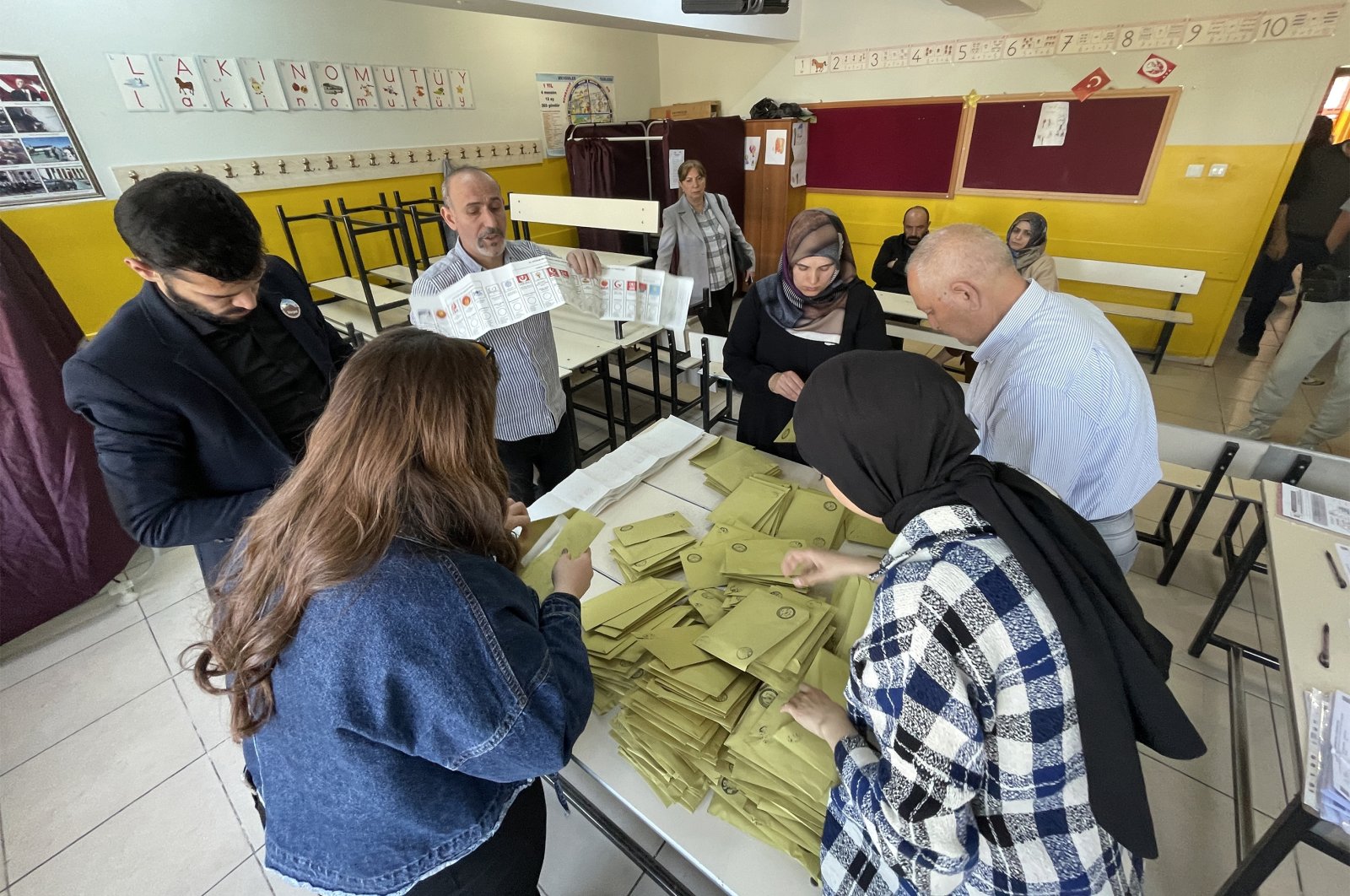 Votes are counted in Elazığ, eastern Türkiye, May 14, 2023. (AA Photo)