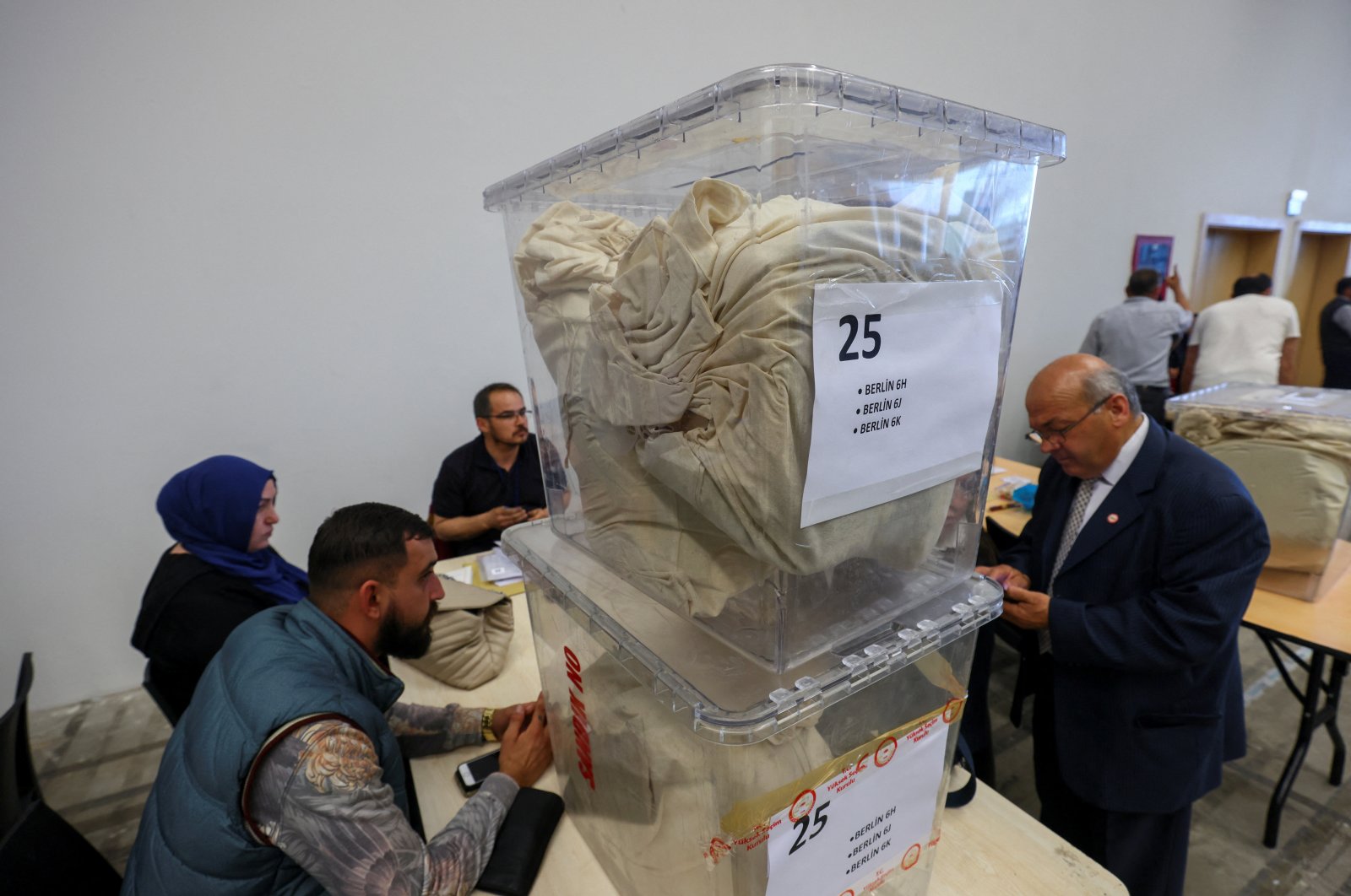 Election officials wait to count votes from abroad on the day of the country&#039;s presidential and parliamentary elections, Ankara, Türkiye, May 14, 2023. (Reuters Photo)
